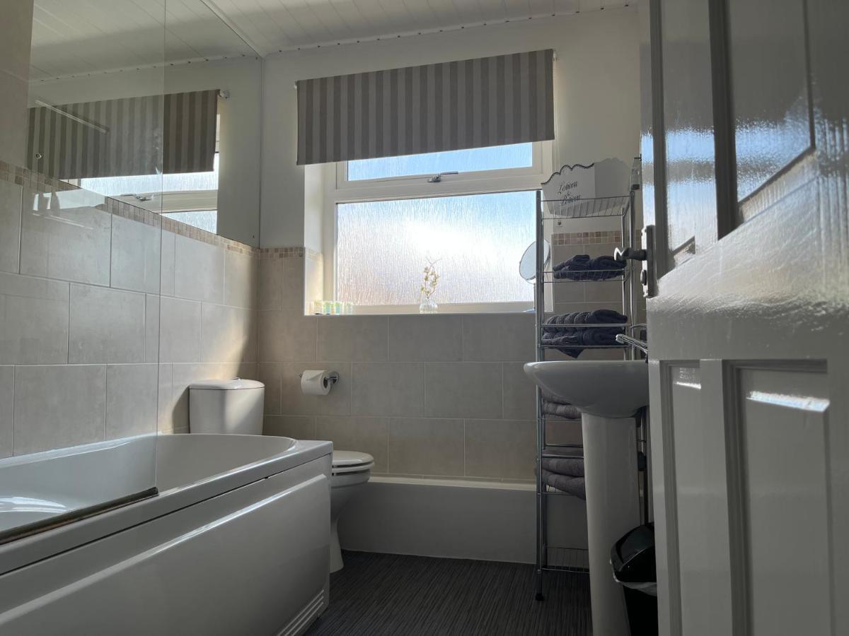 The Brook House - Spacious 3 Bed Home From Home In Burton Exteriér fotografie