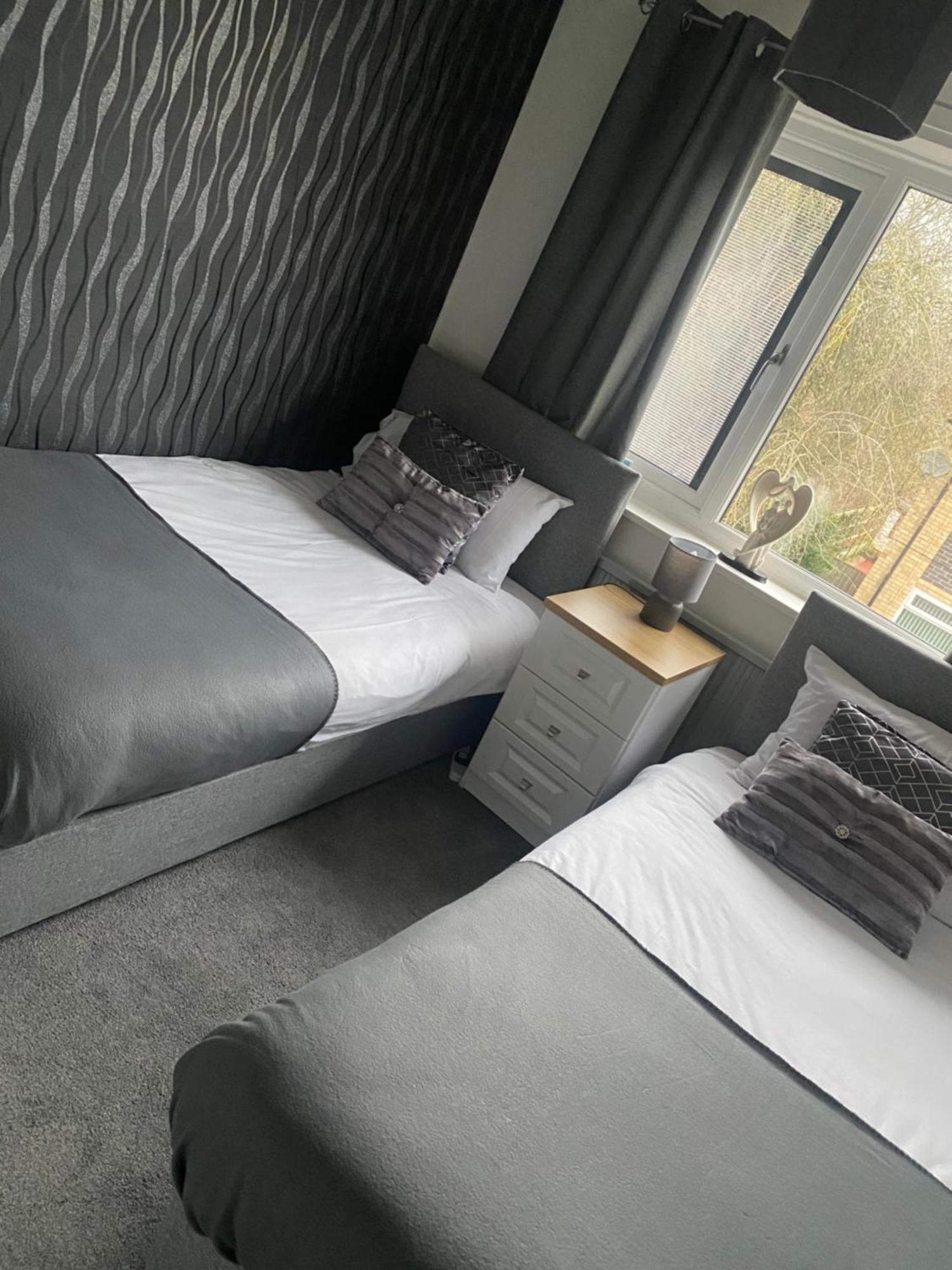 The Brook House - Spacious 3 Bed Home From Home In Burton Exteriér fotografie