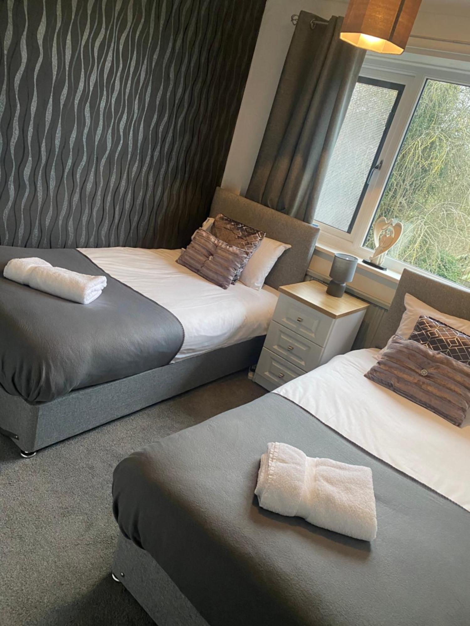 The Brook House - Spacious 3 Bed Home From Home In Burton Exteriér fotografie