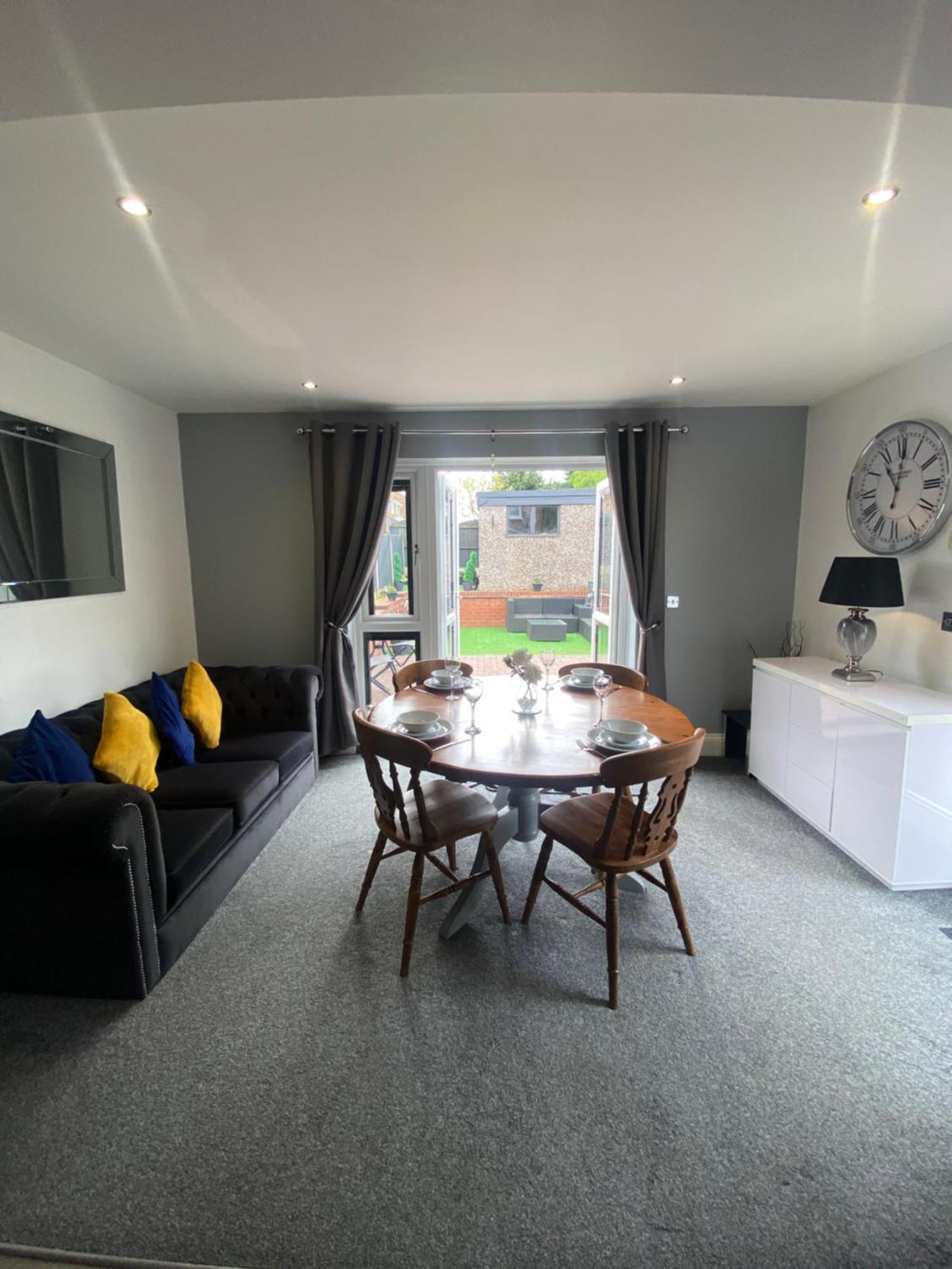 The Brook House - Spacious 3 Bed Home From Home In Burton Exteriér fotografie