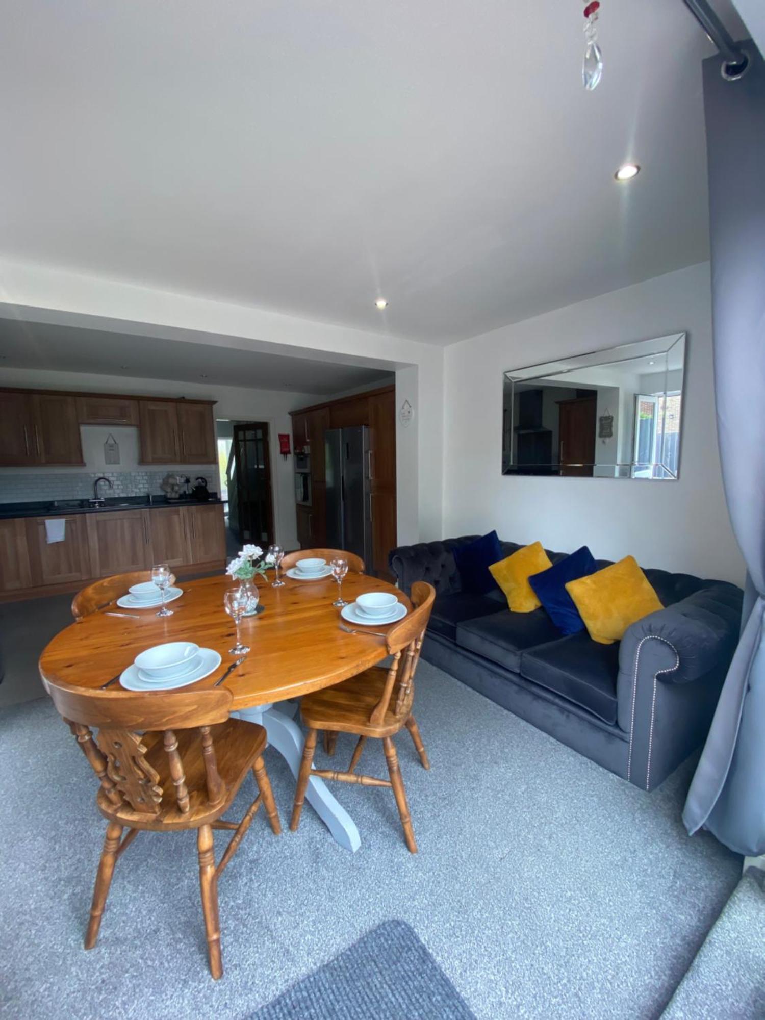 The Brook House - Spacious 3 Bed Home From Home In Burton Exteriér fotografie