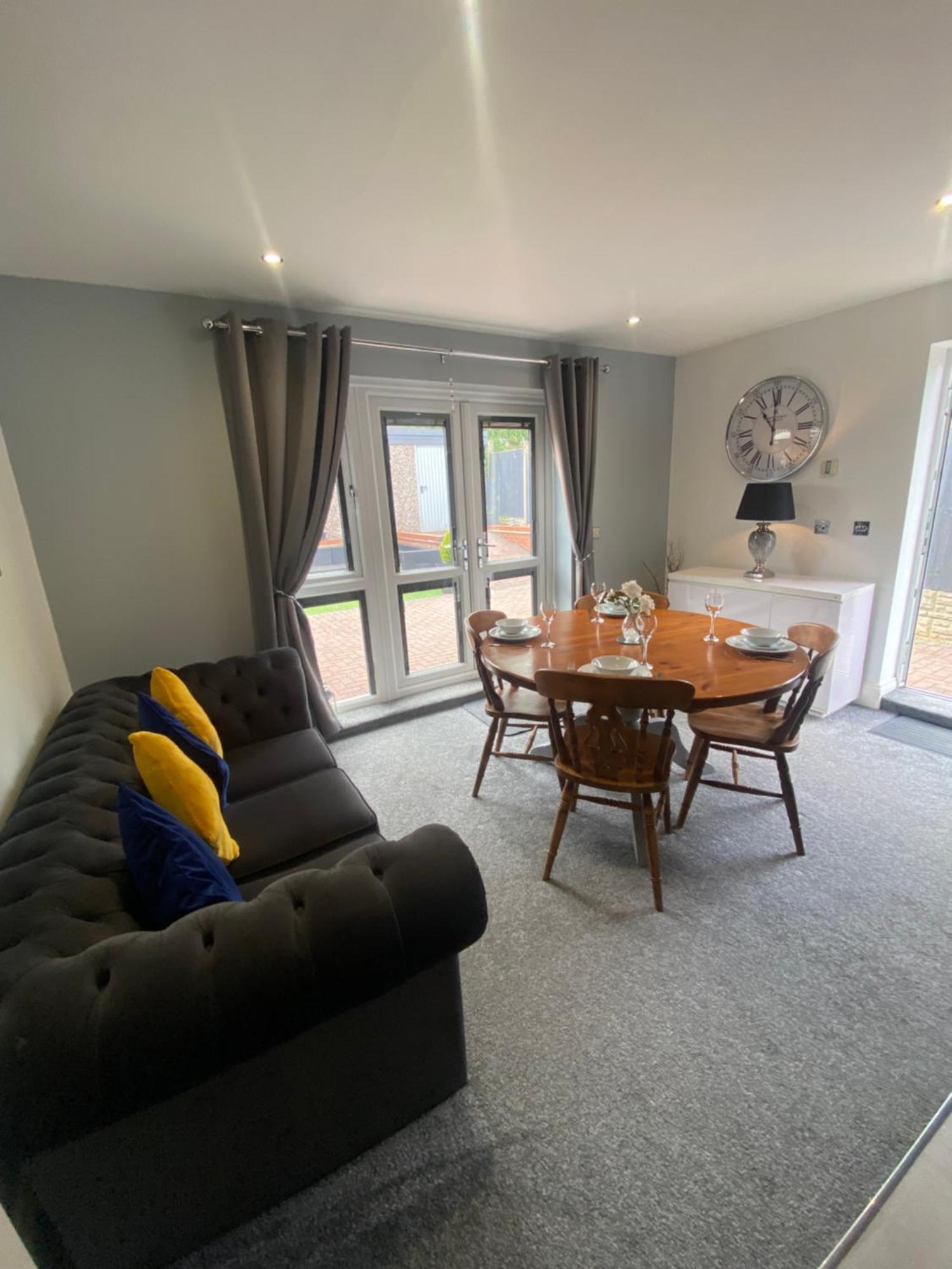 The Brook House - Spacious 3 Bed Home From Home In Burton Exteriér fotografie